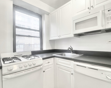East 44th Street - Photo Thumbnail 7
