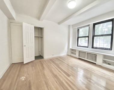 East 44th Street - Photo Thumbnail 15