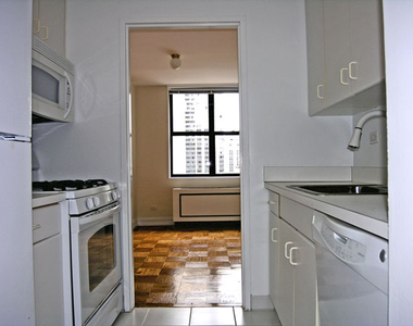 East 71st Street - Photo Thumbnail 4