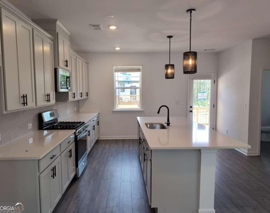 100 Holt Lane - Photo Thumbnail 7