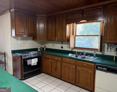 206 Ridge Circle - Photo Thumbnail 3