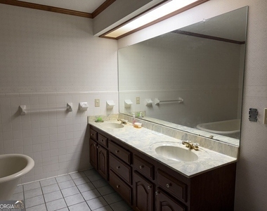 206 Ridge Circle - Photo Thumbnail 10