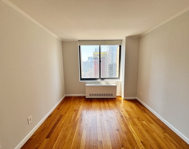 West 48th Street - Photo Thumbnail 5