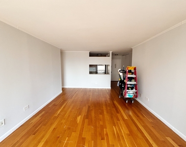 West 48th Street - Photo Thumbnail 2