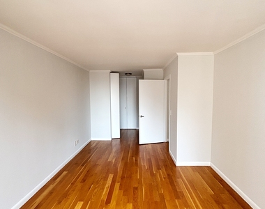 West 48th Street - Photo Thumbnail 9