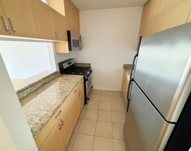 West 48th Street - Photo Thumbnail 4