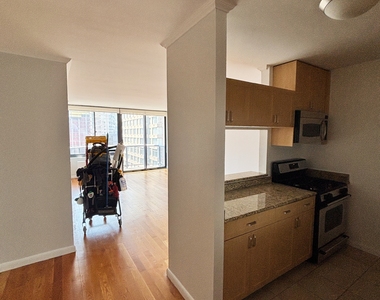West 48th Street - Photo Thumbnail 3