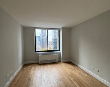 West 48th Street - Photo Thumbnail 3