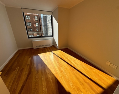 West 48th Street - Photo Thumbnail 2