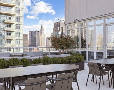 5th Avenue - Photo Thumbnail 9