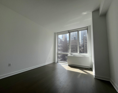 5th Avenue - Photo Thumbnail 1