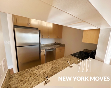 West 48th Street - Photo Thumbnail 3