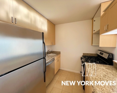 West 48th Street - Photo Thumbnail 4