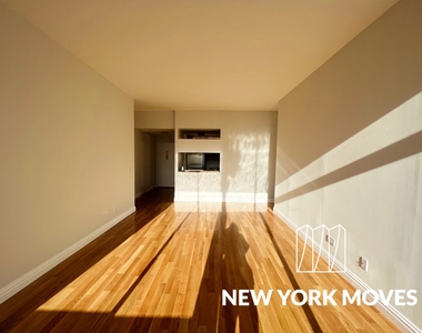 West 48th Street - Photo Thumbnail 2