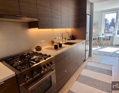 West 38th Street - Photo Thumbnail 3