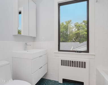 828 Kingston Road - Photo Thumbnail 22