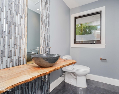 828 Kingston Road - Photo Thumbnail 14