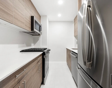 East 65th Street - Photo Thumbnail 4
