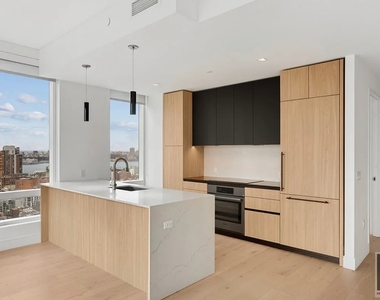 West 43rd Street - Photo Thumbnail 4