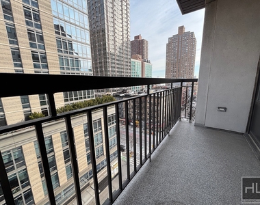 East 91st Street - Photo Thumbnail 9