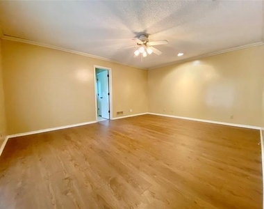 223 Woodcrest Drive - Photo Thumbnail 8