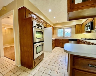 223 Woodcrest Drive - Photo Thumbnail 3