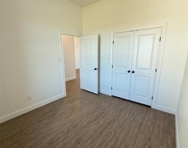 320 Woodstock Lane - Photo Thumbnail 8