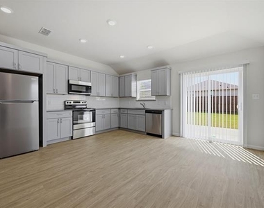 1819 Boxwood Drive - Photo Thumbnail 7