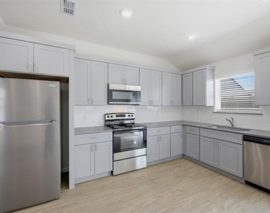1819 Boxwood Drive - Photo Thumbnail 9