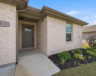 1819 Boxwood Drive - Photo Thumbnail 3