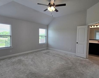 552 Firethorn Drive - Photo Thumbnail 8