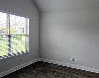 552 Firethorn Drive - Photo Thumbnail 5