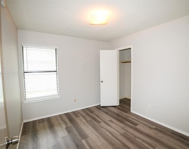 8809 Pheasant Run Drive - Photo Thumbnail 17