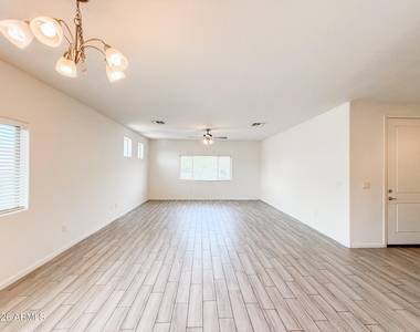 1741 W Pollack Street - Photo Thumbnail 5