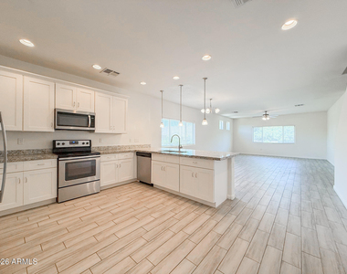 1741 W Pollack Street - Photo Thumbnail 9