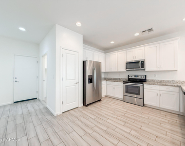 1741 W Pollack Street - Photo Thumbnail 7