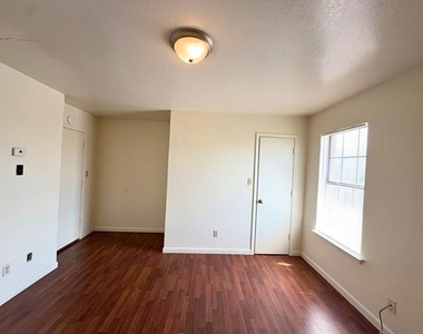 807 W Walnut Street W - Photo Thumbnail 8