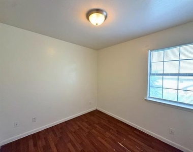 807 W Walnut Street W - Photo Thumbnail 13