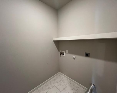 2709 Ginger Court - Photo Thumbnail 8