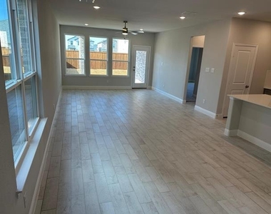 913 Amenduni Lane - Photo Thumbnail 12