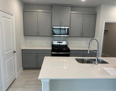913 Amenduni Lane - Photo Thumbnail 6