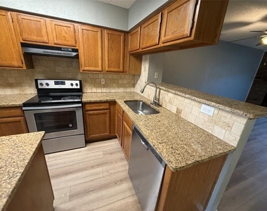 701 Lee Street - Photo Thumbnail 6