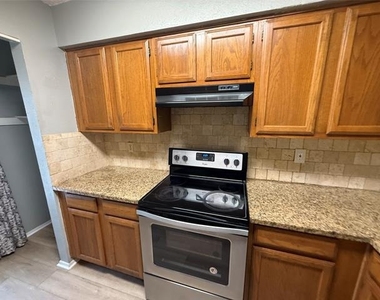 701 Lee Street - Photo Thumbnail 8