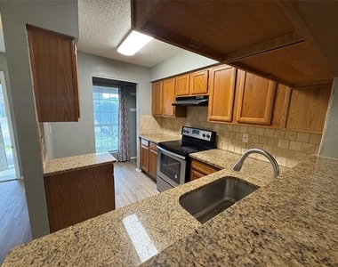 701 Lee Street - Photo Thumbnail 7