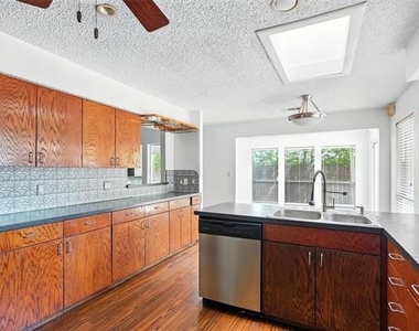 1744 Hartford Drive - Photo Thumbnail 9