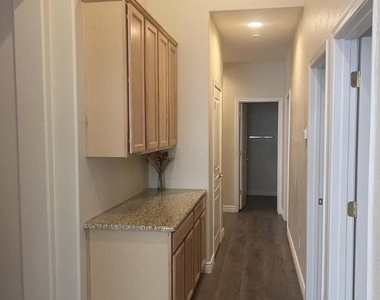7033 W Irma Lane - Photo Thumbnail 9