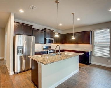 820 Greenford Manor - Photo Thumbnail 7