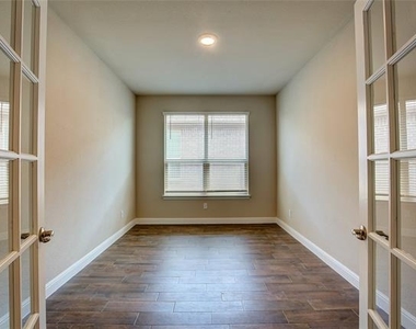 820 Greenford Manor - Photo Thumbnail 3