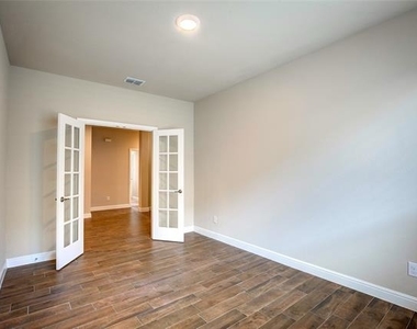 820 Greenford Manor - Photo Thumbnail 5