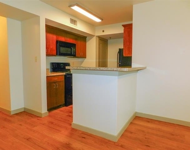 1512 N Elm Street - Photo Thumbnail 6